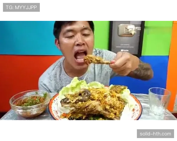 刷到杨威穿拖鞋啃炸鸡，台上铁血教练瞬间变邻家大叔