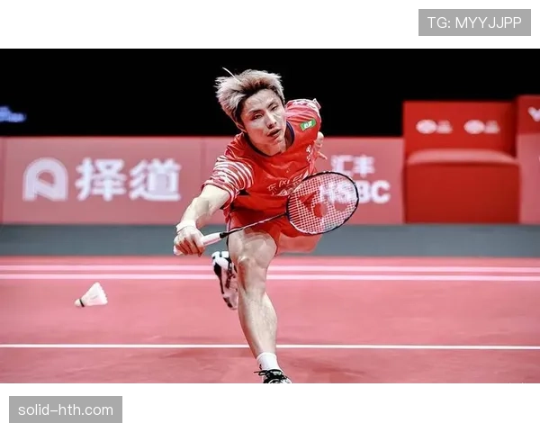 石宇奇训练完直接瘫地上啃香蕉，这自律和摆烂的边界感谁懂啊